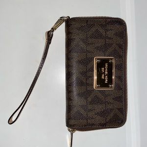Michael kors wristlet